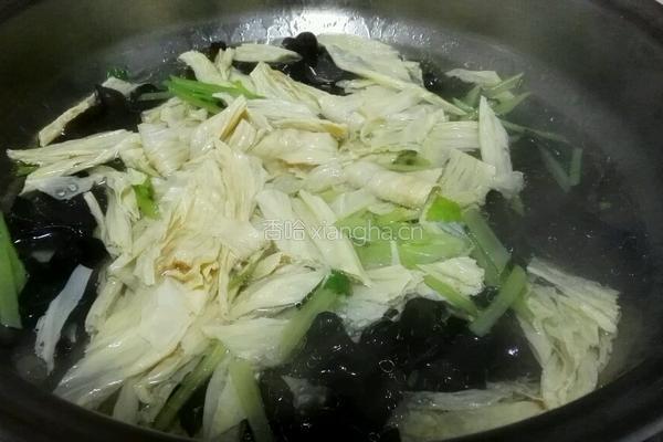 凉拌香芹腐竹的做法图解2
