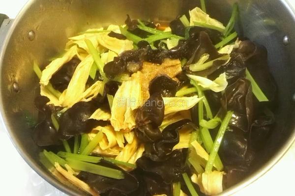 凉拌香芹腐竹的做法图解3
