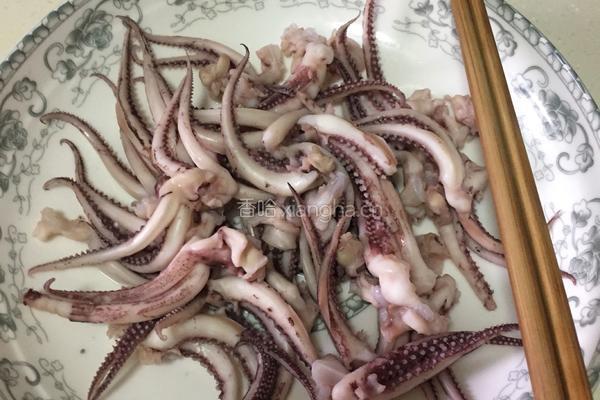 韭菜小炒鱿鱼须的做法图解1