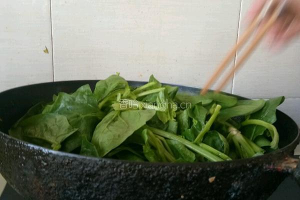 蒜蓉菠菜的做法图解1