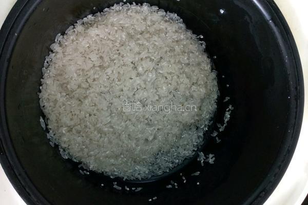 土豆腊肉焖饭的做法图解3