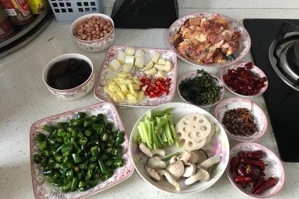 三椒辣子鸡的做法图解1