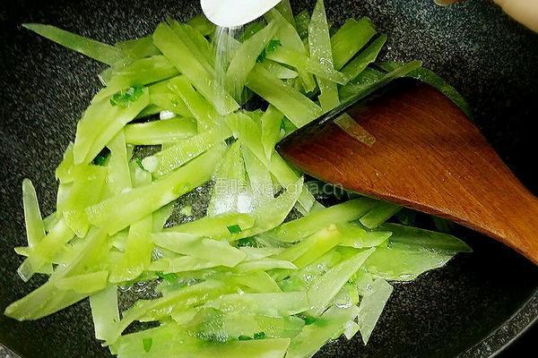 韭菜炒莴苣的做法图解3