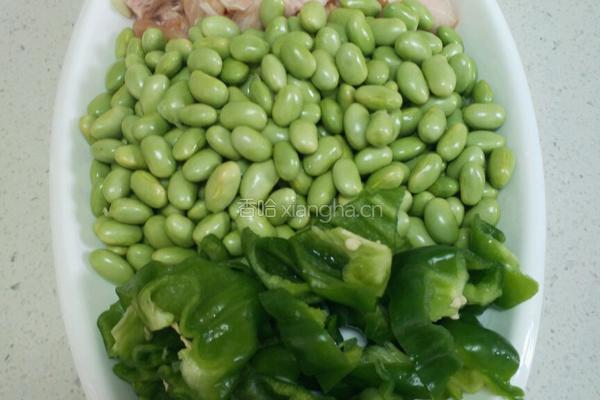 毛豆炒鸡拐筋的做法图解1