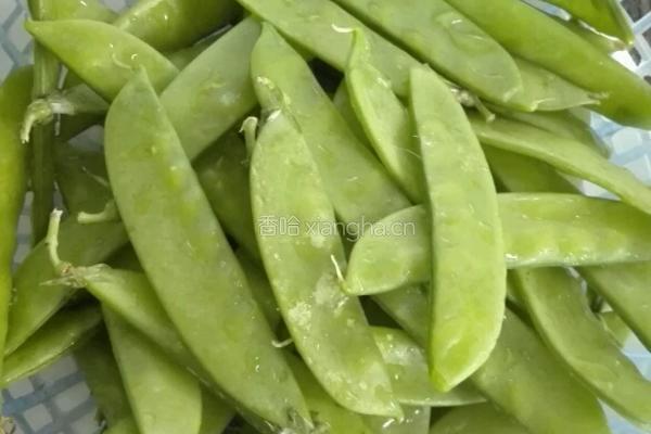 荷兰豆炒香肠的做法图解1