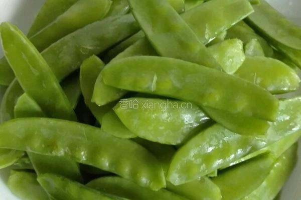 荷兰豆炒香肠的做法图解2