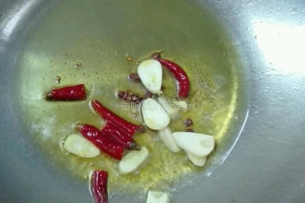 荷兰豆炒香肠的做法图解4