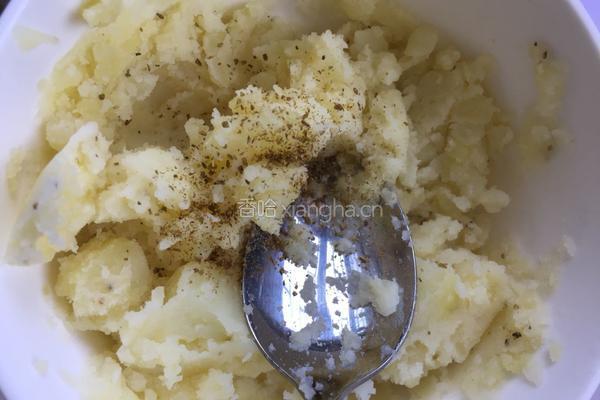 薯茸鲜虾牛肉披萨的做法图解8