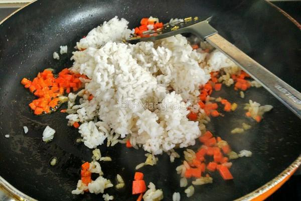 火腿肠蛋炒饭的做法图解6