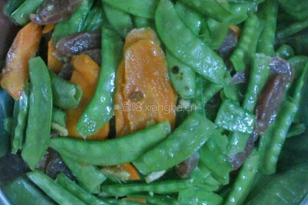 荷兰豆胡萝卜炒腊肠的做法图解6