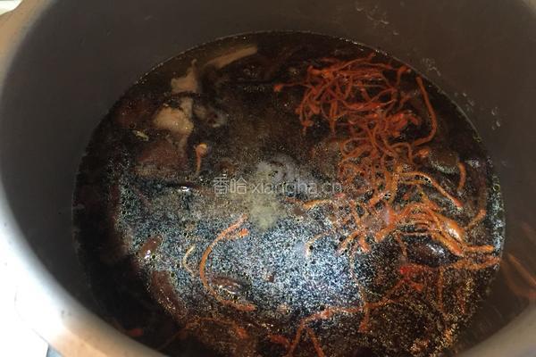 蘑菇虫草花炖鸡的做法图解3