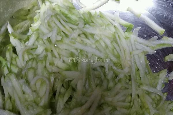 西葫芦闲食（面圈）的做法图解1