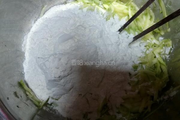 西葫芦闲食（面圈）的做法图解3