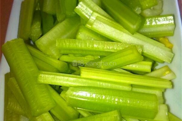 西芹炒豆腐干的做法图解1