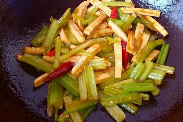 西芹炒豆腐干的做法图解7
