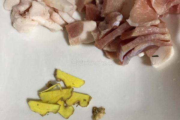 芹菜炒肉片的做法图解1