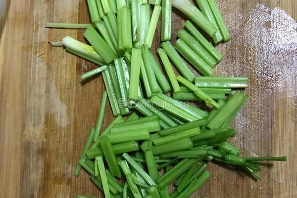 芹菜炒肉片的做法图解2