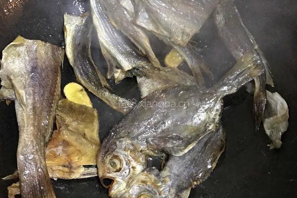咸鱼炒芹菜的做法图解3