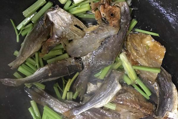 咸鱼炒芹菜的做法图解4