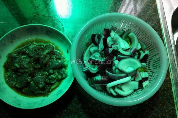 洋葱炒肉的做法图解1