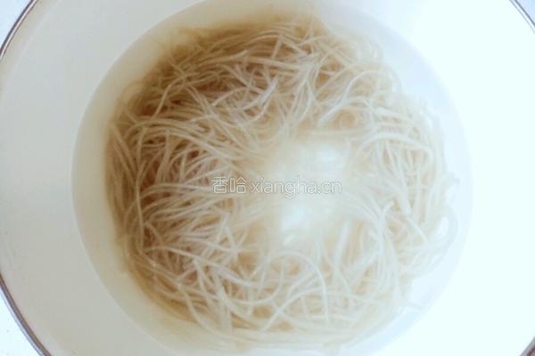 韭菜鸡蛋粉条饺子馅的做法图解3