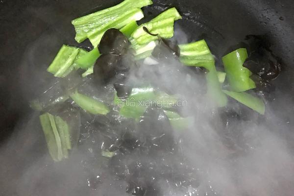 青椒木耳山药的做法图解3
