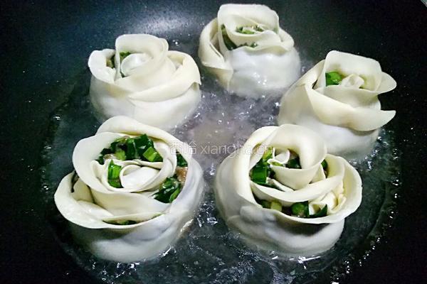 韭菜虾仁玫瑰花煎饺#年夜饭的做法图解12