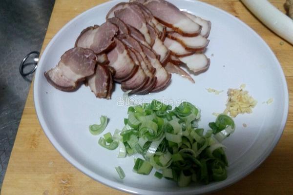 腊肉西蓝花的做法图解2