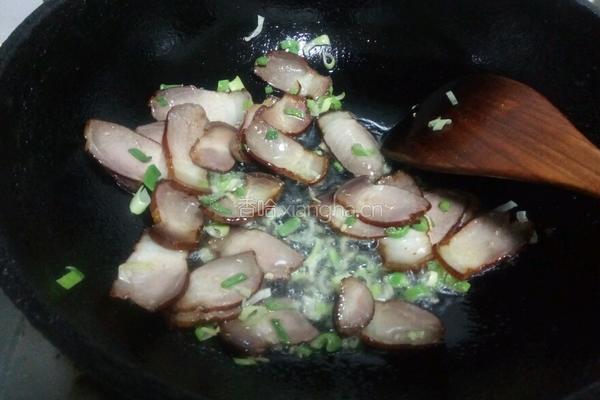 腊肉西蓝花的做法图解5