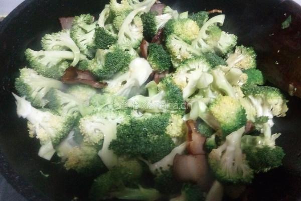 腊肉西蓝花的做法图解8
