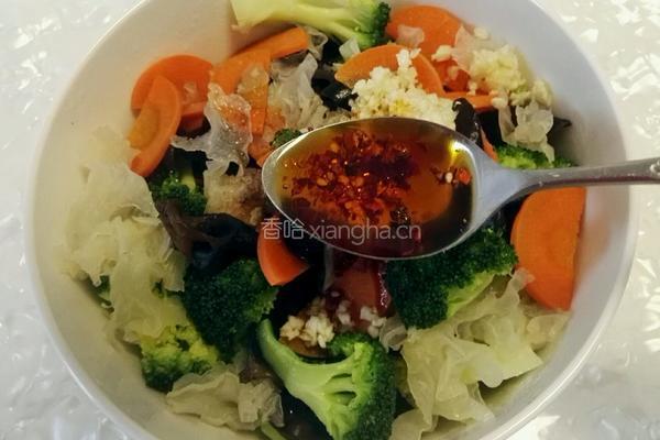 炝拌西兰花黑木耳的做法图解3