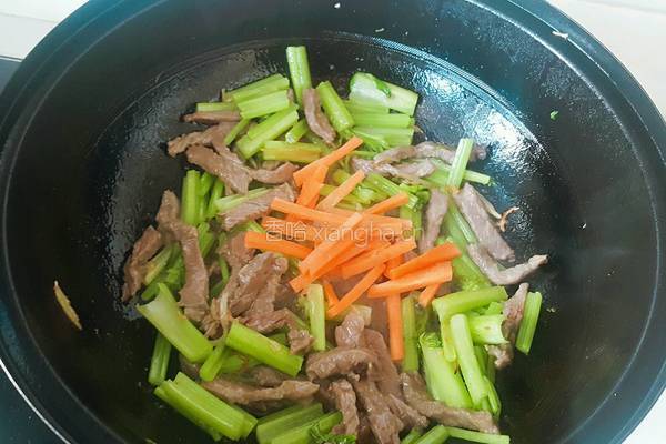 牛肉炒芹菜的做法图解8