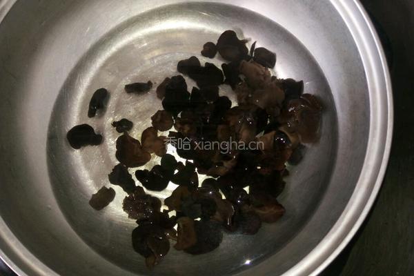 洋葱木耳粉条肉的做法图解2