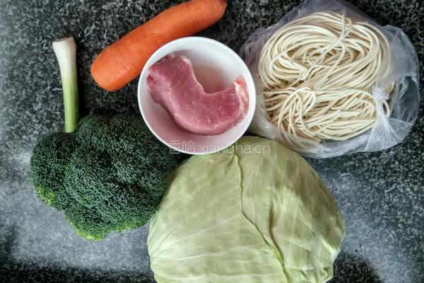  瘦肉炒面的做法图解1
