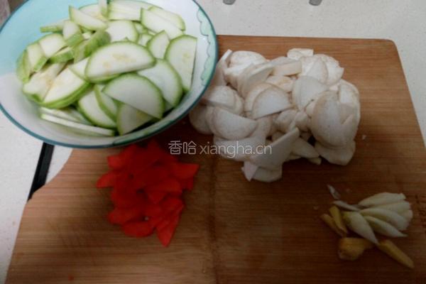 角瓜杏鲍菇炒肉的做法图解1