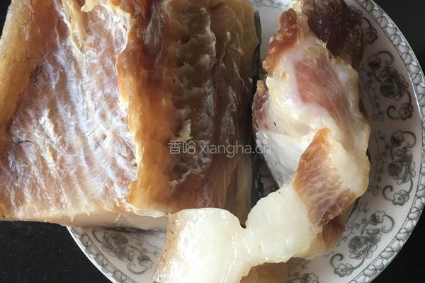 腊肉烧咸鱼的做法图解1
