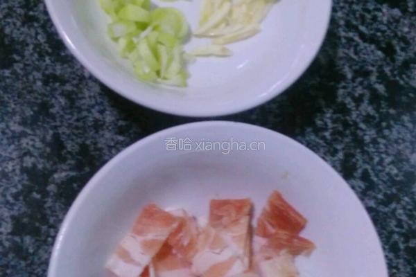 杏鲍菇炒肉的做法图解1