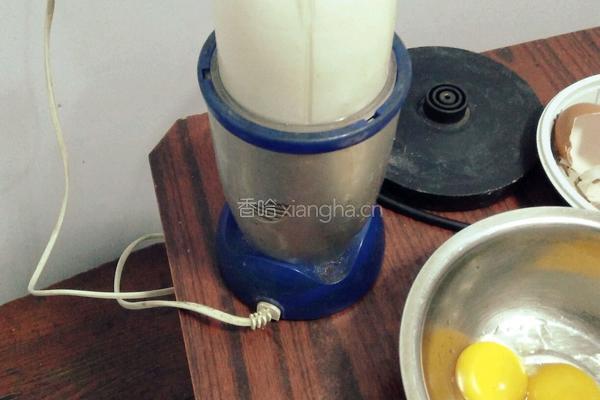 草莓酸奶巧克力蛋糕的做法图解2