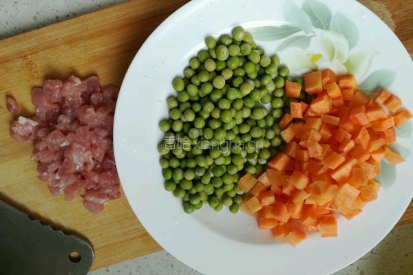 豌豆胡萝卜肉丁的做法图解1