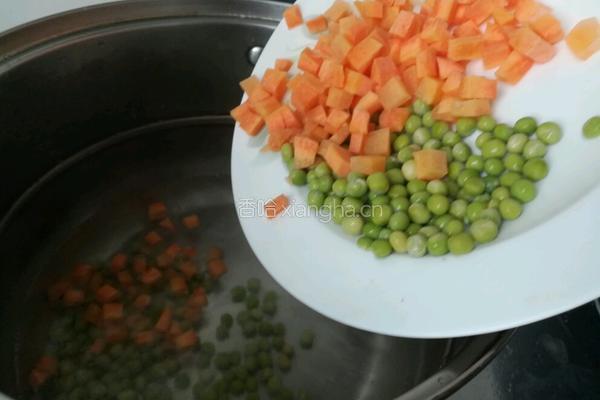 豌豆胡萝卜肉丁的做法图解4