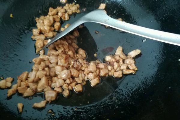 豌豆胡萝卜肉丁的做法图解8
