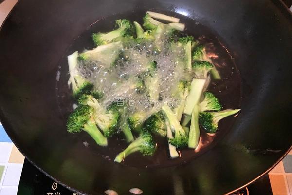 西兰花炒肉的做法图解1