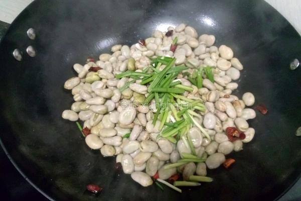 蒜苗回锅蚕豆的做法图解7