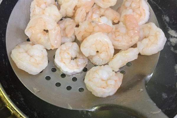 西兰花炒虾仁的做法图解3