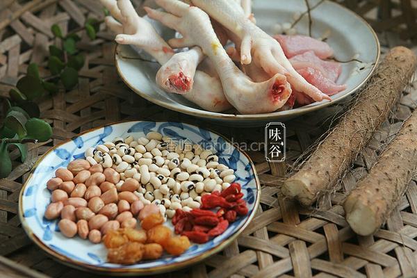 山药眉豆花生鸡脚汤的做法图解1