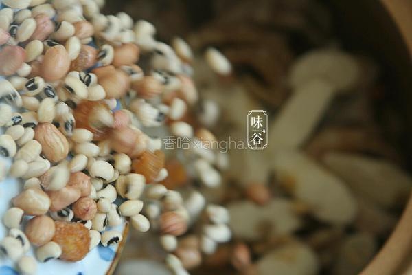 山药眉豆花生鸡脚汤的做法图解4