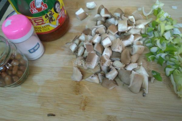 平菇酱汁疙瘩汤的做法图解2