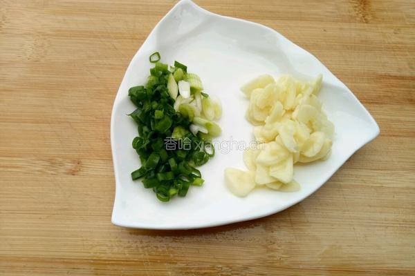 芹菜香干炒肉的做法图解2