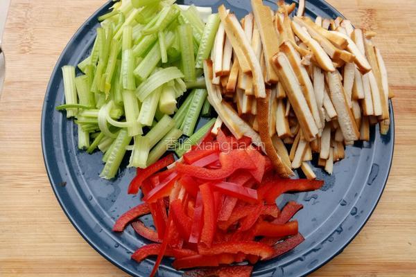 芹菜香干炒肉的做法图解3