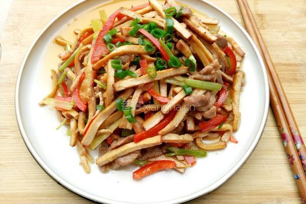 芹菜香干炒肉的做法图解9